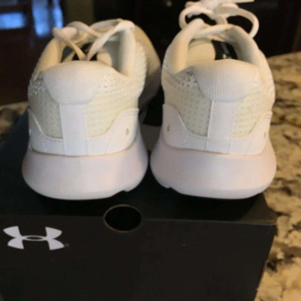 Under Armour Sz 8 Women's White Athletic Running Shoes Sneakers Mesh Surge 3 NEW